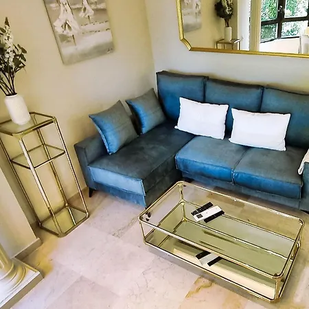 Spacious Renovated 1-bedroom In Center With Free Parking *