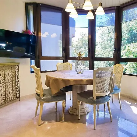 Spacious Renovated 1-bedroom In Center With Free Parking