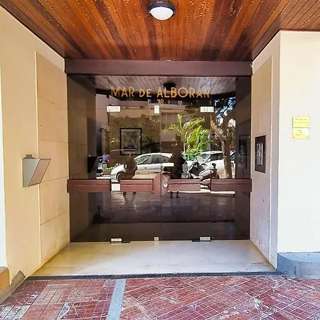 Spacious Renovated 1-bedroom In Center With Free Parking Apartment *