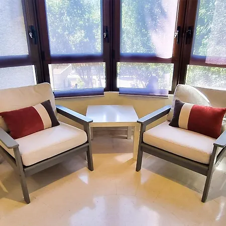 Spacious Renovated 1-bedroom In Center With Free Parking Apartment
