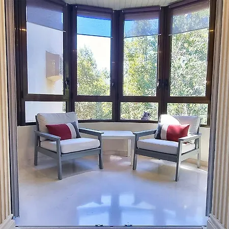 Spacious Renovated 1-bedroom In Center With Free Parking Apartment *